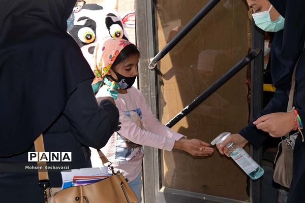 توزیع 1000 بسته تحصیلی در بین دانش‌آموزان مناطق محروم شیراز