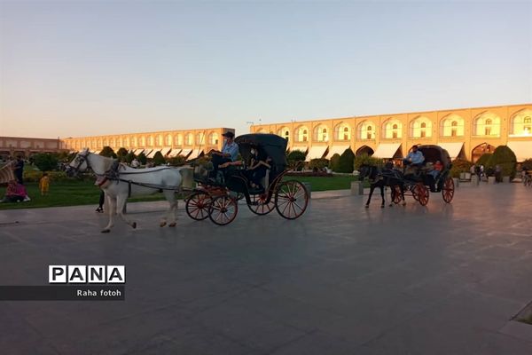 میدان امام اصفهان نمونه‌ای از معماری ایرانی و اسلامی