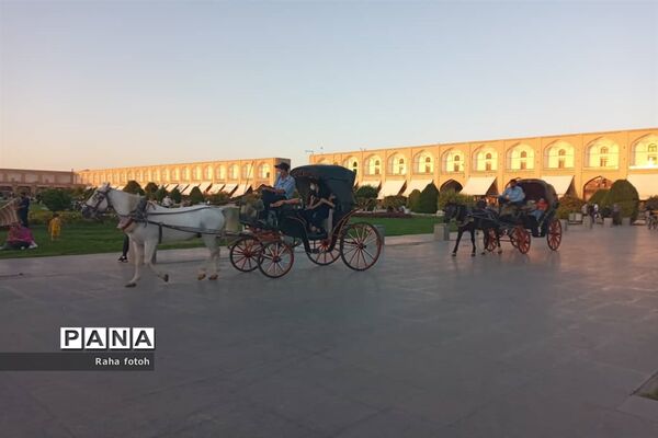 میدان امام اصفهان نمونه‌ای از معماری ایرانی و اسلامی