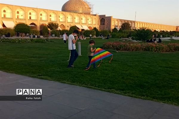 میدان امام اصفهان نمونه‌ای از معماری ایرانی و اسلامی