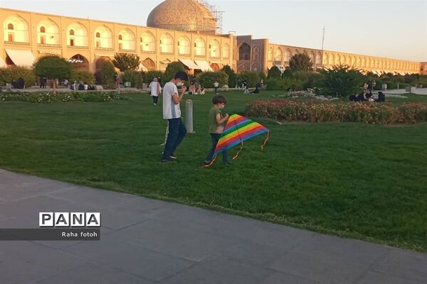 میدان امام اصفهان نمونه‌ای از معماری ایرانی و اسلامی