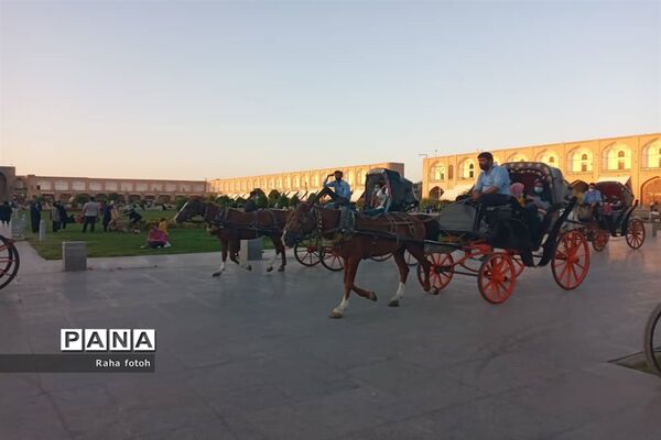 میدان امام اصفهان نمونه‌ای از معماری ایرانی و اسلامی