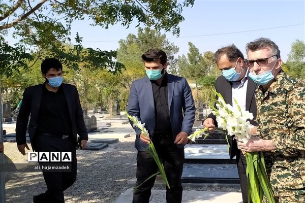 عطر افشانی مزار شهدای فشافویه در دومین روز از هفته دفاع مقدس