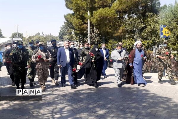 برنامه متمرکز هفته دفاع مقدس و گرامیداشت یاد و خاطره شهدا همراه با اهدا گل به شهدای دفاع مقدس