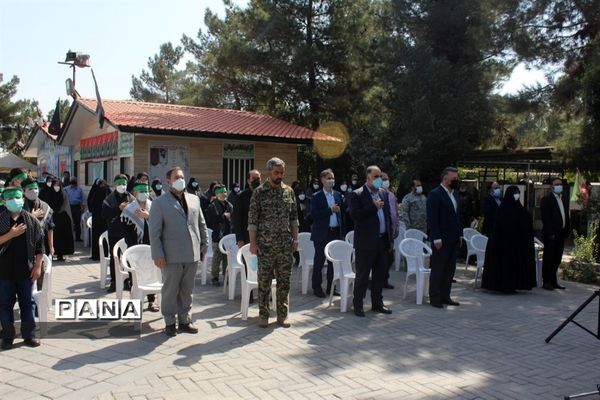 برنامه متمرکز هفته دفاع مقدس و گرامیداشت یاد و خاطره شهدا همراه با اهدا گل به شهدای دفاع مقدس