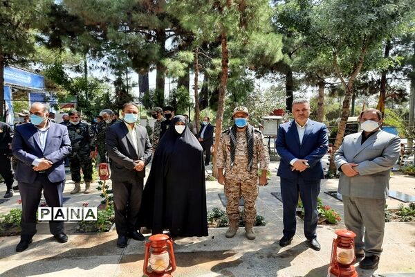 برنامه متمرکز هفته دفاع مقدس و گرامیداشت یاد و خاطره شهدا همراه با اهدا گل به شهدای دفاع مقدس