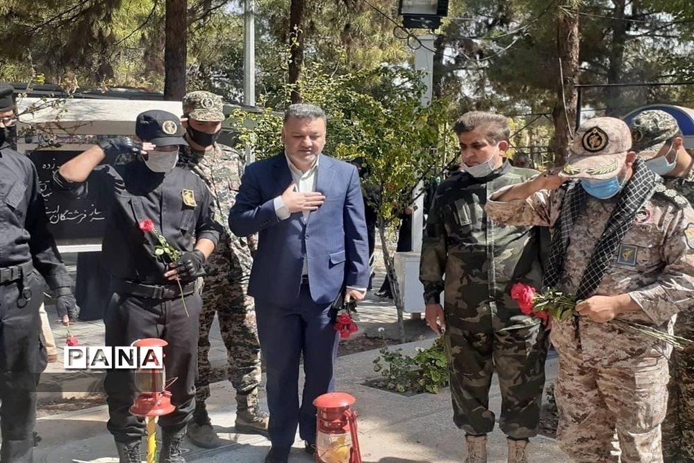 برنامه متمرکز هفته دفاع مقدس و گرامیداشت یاد و خاطره شهدا همراه با اهدا گل به شهدای دفاع مقدس