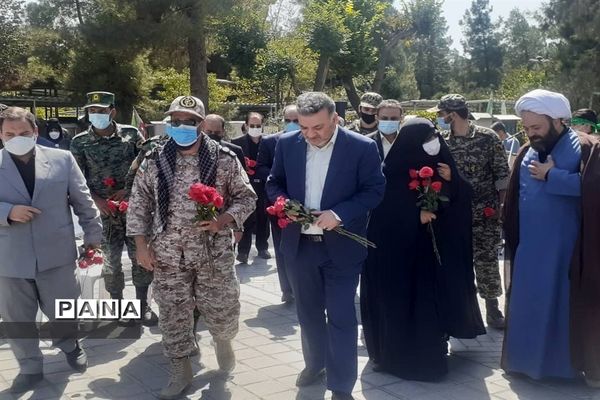 برنامه متمرکز هفته دفاع مقدس و گرامیداشت یاد و خاطره شهدا همراه با اهدا گل به شهدای دفاع مقدس