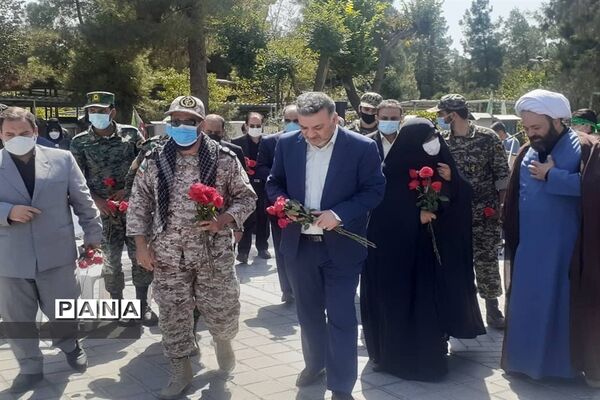 برنامه متمرکز هفته دفاع مقدس و گرامیداشت یاد و خاطره شهدا همراه با اهدا گل به شهدای دفاع مقدس