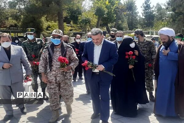 برنامه متمرکز هفته دفاع مقدس و گرامیداشت یاد و خاطره شهدا همراه با اهدا گل به شهدای دفاع مقدس