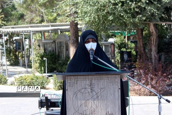 برنامه متمرکز هفته دفاع مقدس و گرامیداشت یاد و خاطره شهدا همراه با اهدا گل به شهدای دفاع مقدس