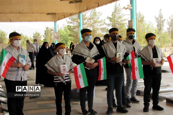 غبارروبی گلزار شهدا توسط دانش آموزان