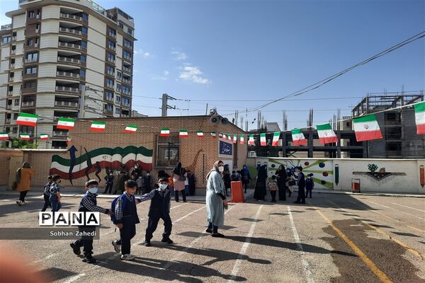 جشن شکوفه‌ها در مدرسه ابتدایی ایمان رودهن