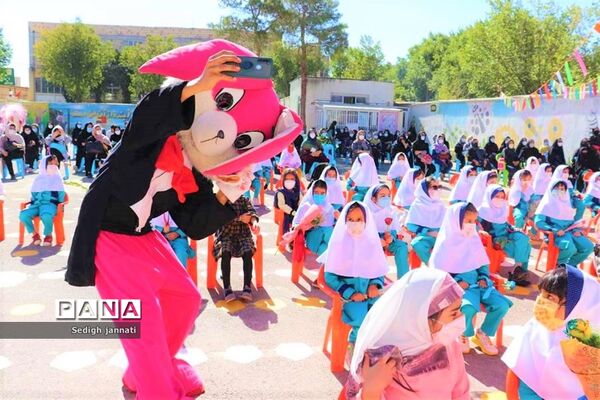 زنگ شکوفه‌ها در مدارس آباده