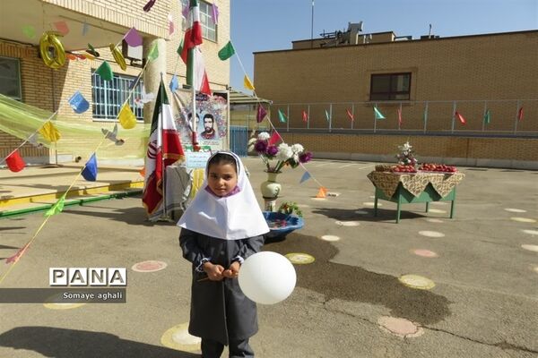 برگزاری جشن شکوفه‌ها در دبستان شهیدان تقی زاده نطنز