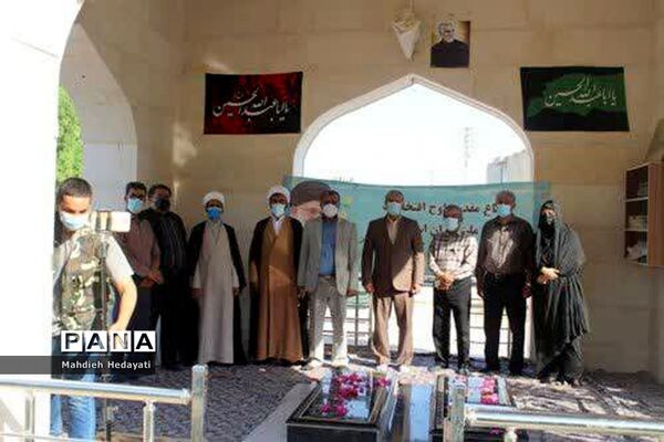 عطر افشانی قبور مطهر شهدا و جشن شکوفه‌ها در منطقه دلوار