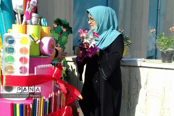جشن شکوفه‌ها در مدرسه مهدی دوست ناحیه یک ری