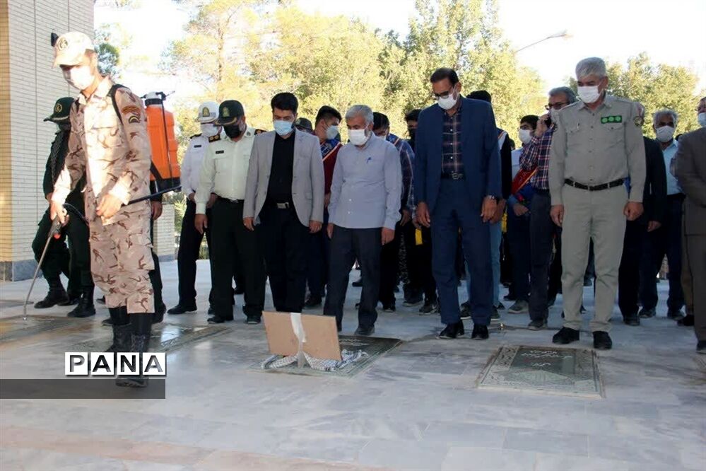 عطرافشانی وغبارروبی گلزارشهدای ابرکوه