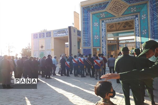 عطرافشانی وغبارروبی گلزارشهدای ابرکوه