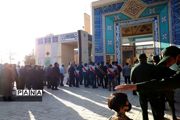 عطرافشانی وغبارروبی گلزارشهدای ابرکوه