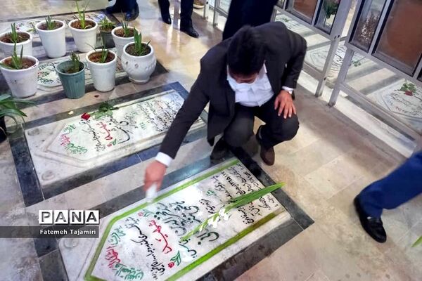 تجدید میثاق و عطر افشانی قبور مطهر شهدا در بوشهر