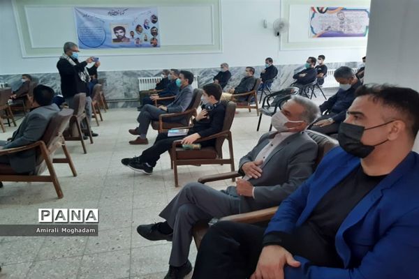 رونمایی از کتاب سه سردار به مناسبت هفته دفاع مقدس و اربعین حسینی