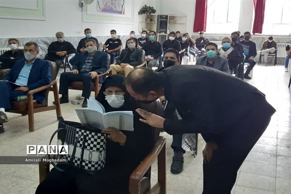 رونمایی از کتاب سه سردار به مناسبت هفته دفاع مقدس و اربعین حسینی