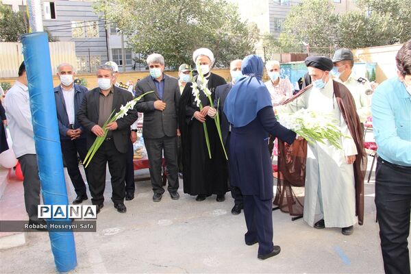 آیین بازگشایی مدارس منطقه ۱۷، در مدرسه شهدای گمنام