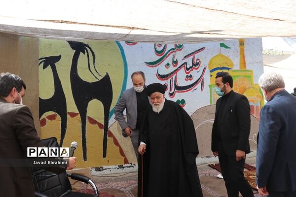 اقامه اولین نماز مهر در مدارس خراسان رضوی به امامت نماینده ولی فقیه