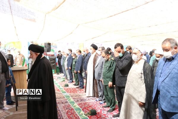 اقامه اولین نماز مهر در مدارس خراسان رضوی به امامت نماینده ولی فقیه