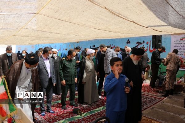 اقامه اولین نماز مهر در مدارس خراسان رضوی به امامت نماینده ولی فقیه