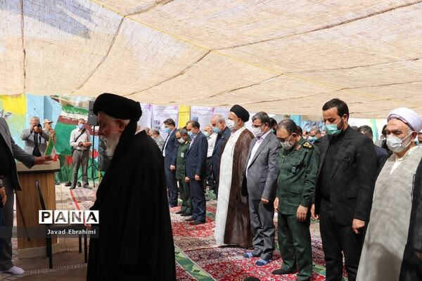 اقامه اولین نماز مهر در مدارس خراسان رضوی به امامت نماینده ولی فقیه