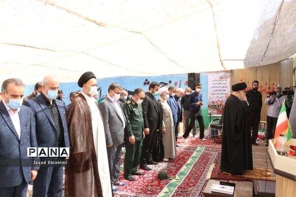 اقامه اولین نماز مهر در مدارس خراسان رضوی به امامت نماینده ولی فقیه