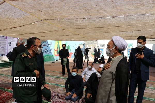 اقامه اولین نماز مهر در مدارس خراسان رضوی به امامت نماینده ولی فقیه