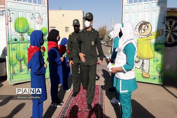 آیین نواختن زنگ مهر و مقاومت در اردستان