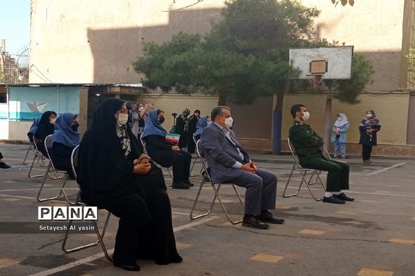 نواخته شدن زنگ مهر در دبیرستان راه زینب منطقه ۱۳ تهران