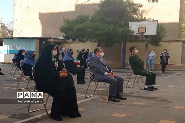 نواخته شدن زنگ مهر در دبیرستان راه زینب منطقه ۱۳ تهران
