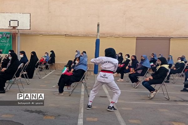 نواخته شدن زنگ مهر در دبیرستان راه زینب منطقه ۱۳ تهران