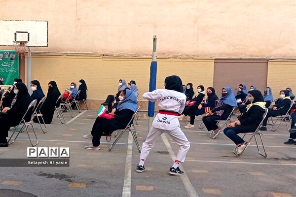 نواخته شدن زنگ مهر در دبیرستان راه زینب منطقه ۱۳ تهران