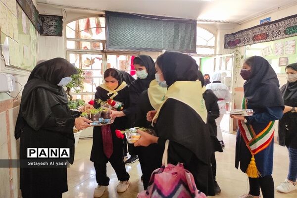 نواخته شدن زنگ مهر در دبیرستان راه زینب منطقه ۱۳ تهران