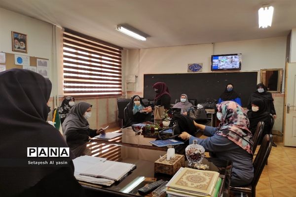 نواخته شدن زنگ مهر در دبیرستان راه زینب منطقه ۱۳ تهران