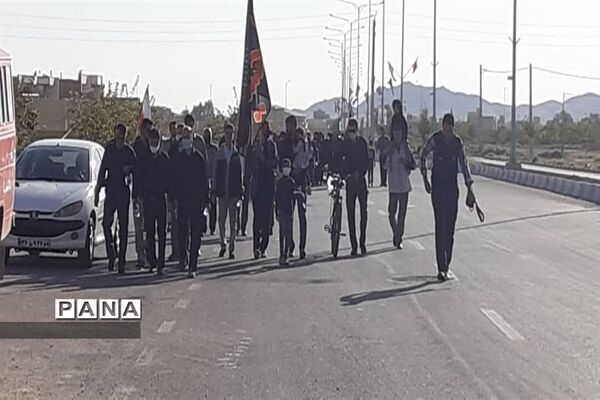 برگزاری همایش پیاده روی در ابرکوه به مناسبت هفته دفاع مقدس