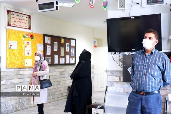 واکسینه شدن دانش آموزان در مراکز واکسیناسیون آموزش و پرورش