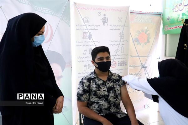واکسینه شدن دانش آموزان در مراکز واکسیناسیون آموزش و پرورش