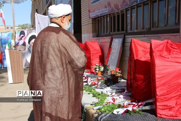 نواختن زنگ ایثار ومقاوت دردبیرستان شیخ هادی هادوی بیرجند