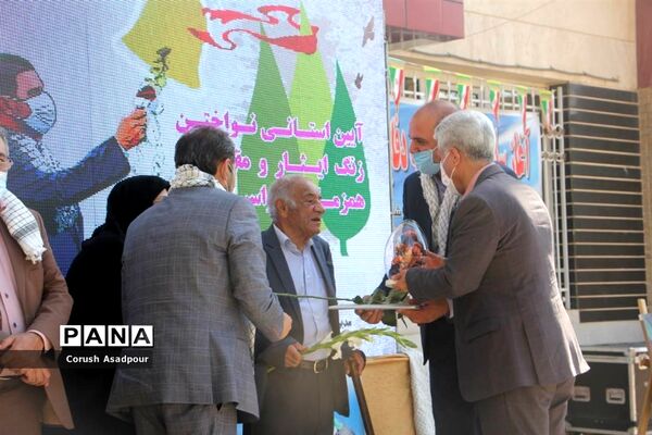 آیین استانی نواختن زنگ ایثار و مقاومت در مدرسه شاهد دالکی ناحیه 1 شیراز
