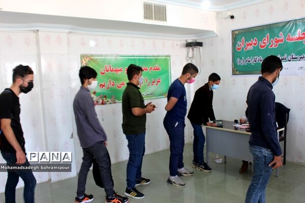 واکسیناسیون دانش‌آموزان  کهگیلویه و بویراحمد در مقطع دبیرستان