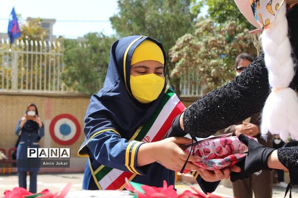 پویش مهر عاطفه‌ها همزمان با سراسر کشور در مدارس استان فارس