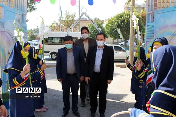 پویش مهر عاطفه‌ها همزمان با سراسر کشور در مدارس استان فارس