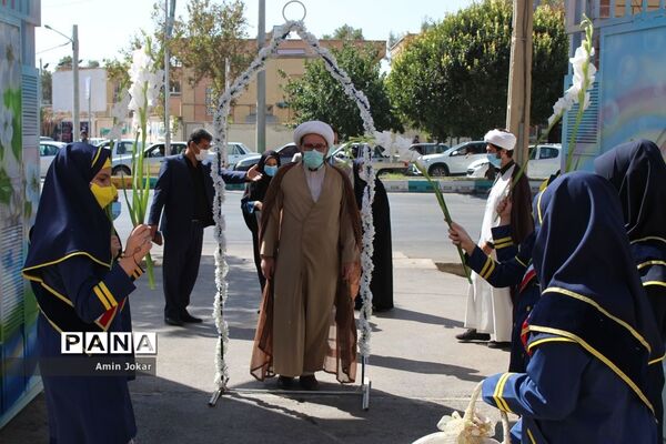 پویش مهر عاطفه‌ها همزمان با سراسر کشور در مدارس استان فارس